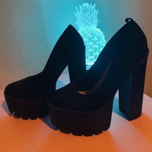 Dramatic trendy pumps